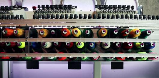 Вы все еще вышиваете на бытовой одноигольной машине? Время двигаться вперед. Разница между бытовой и промышленной вышивальными машинами.